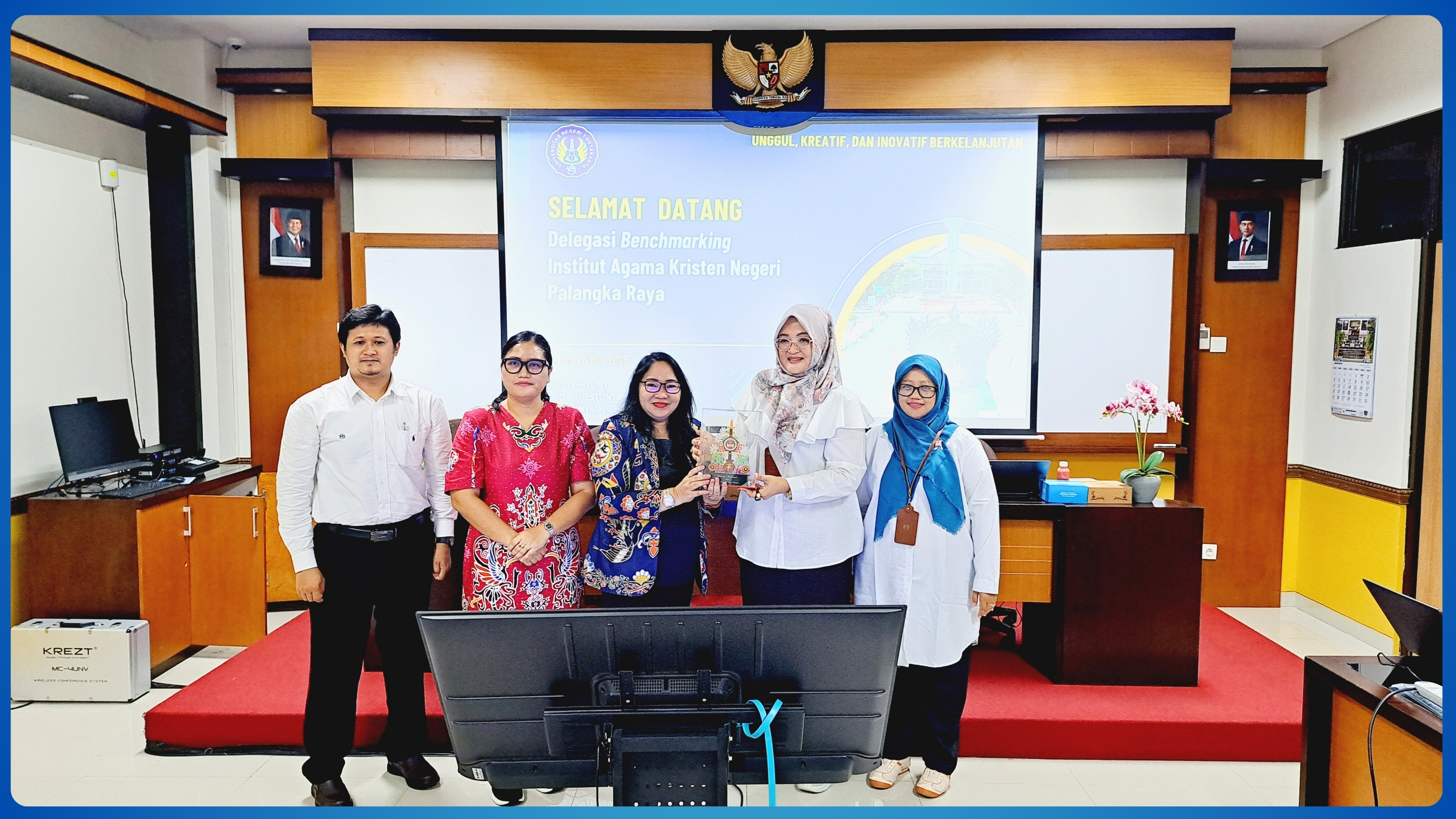 Direktur Direktorat Penjaminan Mutu, Prof. Dr. Lia Yuliana, S.Pd., M.Pd. menerima kenang-kenangan oleh Rektor IAKN Palangka Raya