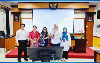 Direktur Direktorat Penjaminan Mutu, Prof. Dr. Lia Yuliana, S.Pd., M.Pd. menerima kenang-kenangan oleh Rektor IAKN Palangka Raya