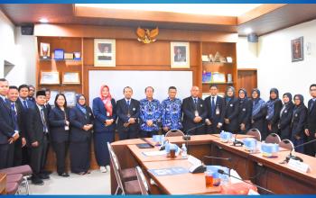 Tim Asesor LAMDIK tiba di Gedung Rektorat UNY dan disambut oleh pimpinan universitas, direktorat penjaminan mutu, fakultas, serta tim akreditasi.