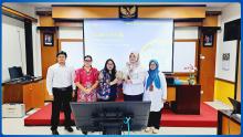 Direktur Direktorat Penjaminan Mutu, Prof. Dr. Lia Yuliana, S.Pd., M.Pd. menerima kenang-kenangan oleh Rektor IAKN Palangka Raya