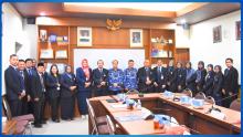 Tim Asesor LAMDIK tiba di Gedung Rektorat UNY dan disambut oleh pimpinan universitas, direktorat penjaminan mutu, fakultas, serta tim akreditasi.